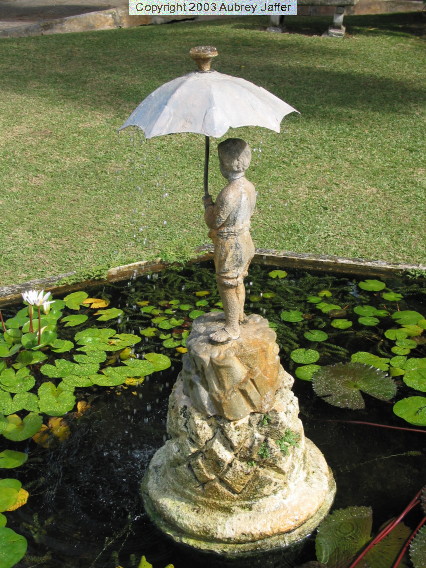 boy-with-umbrella fountain