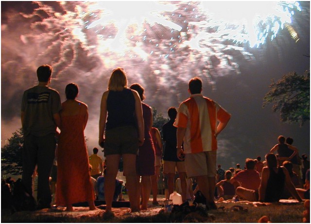 27-people_watching_fireworks_1.jpg