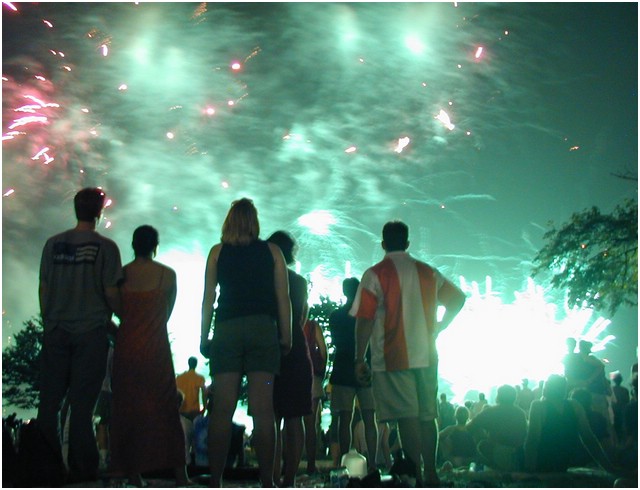 28-people_watching_fireworks_2.jpg