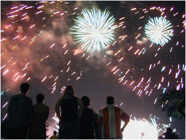 29-people_watching_fireworks_3.jpg