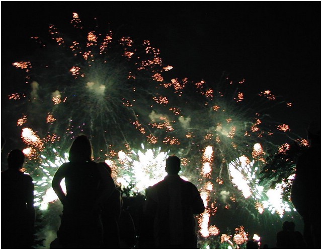 32-people_watching_fireworks_4.jpg