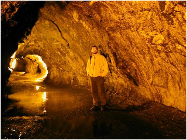 195_greg_inside_thurston_lava_tube_2.JPG